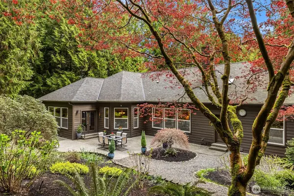 8387 NE Sumanee Place, Bainbridge Island, WA 98110