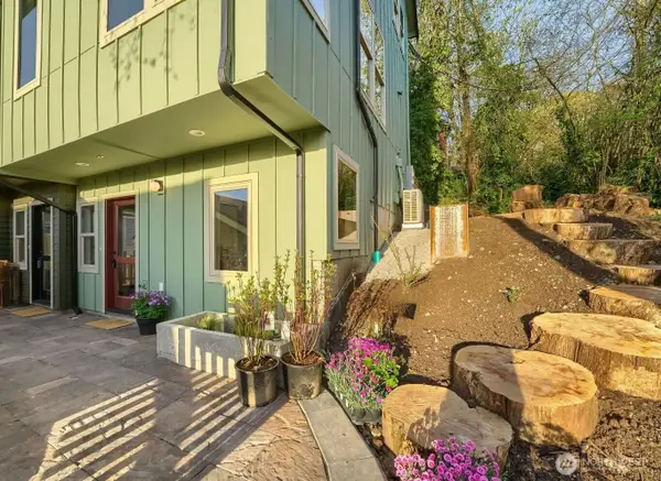 4586 22nd Avenue Sw, Seattle, WA 98106