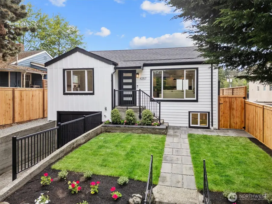 4257 W 33rd Ave W #1, Seattle, WA 98199 - #2