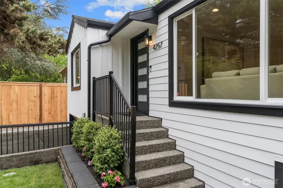 4257 W 33rd Ave W #1, Seattle, WA 98199 - #3