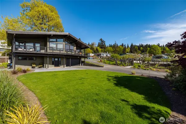 8177 Cultus Dr, Clinton, WA 98236