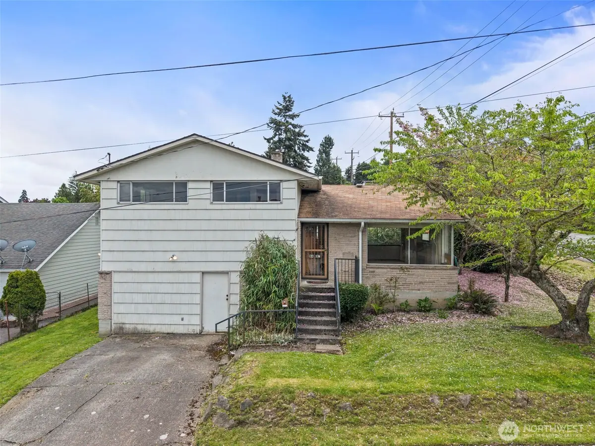 8403 S 120th St, Seattle, WA 98178 - #1