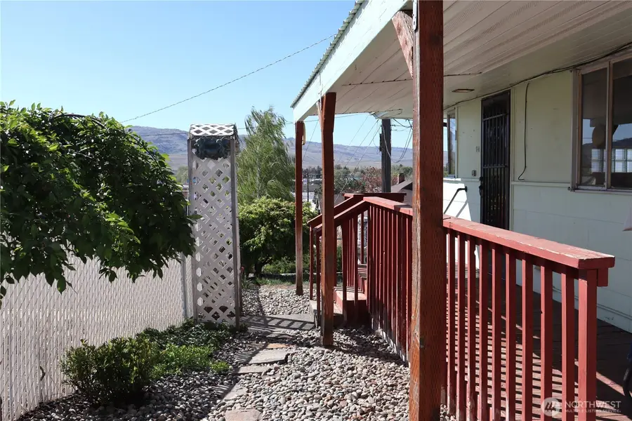 10 W Dewberry Avenue, Omak, WA 98841 - #2