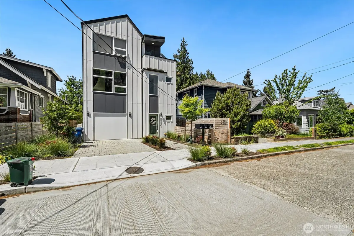 2925 39th Avenue Sw, Seattle, WA 98116 - #1