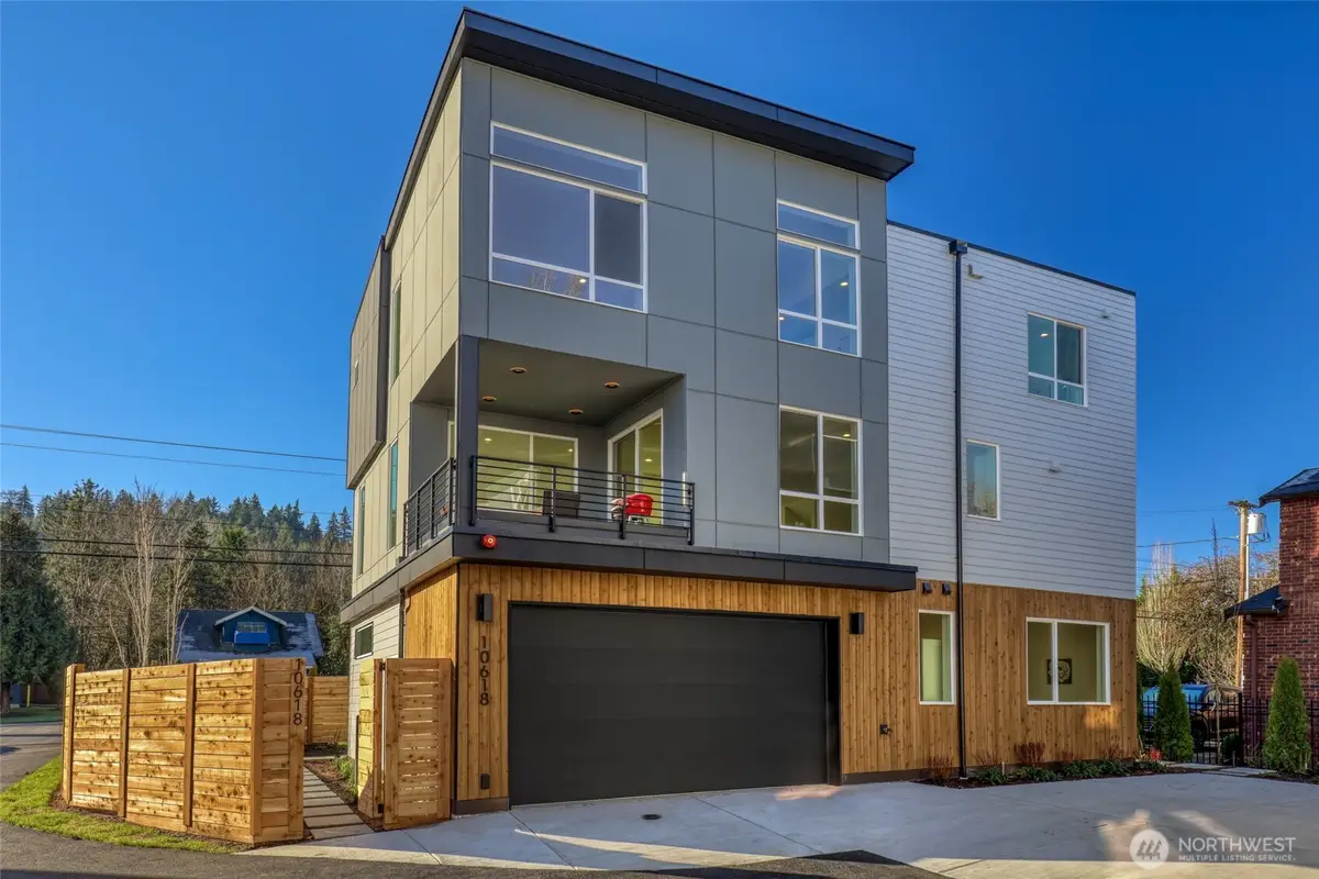 10618 E Riverside Dr, Bothell, WA 98011 - #1