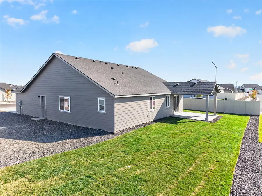 1307 W Montclair Street, Moses Lake, WA 98837 - #2