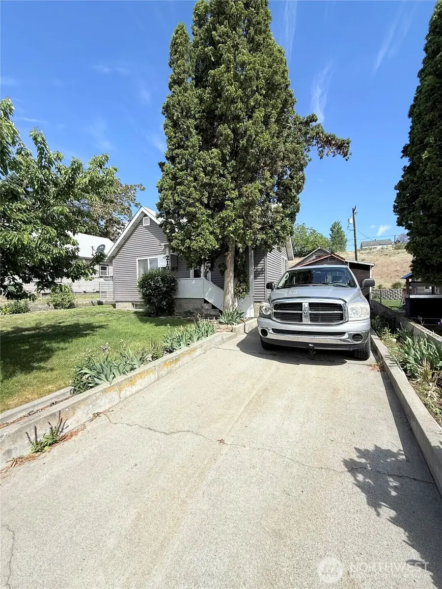 213 Bartlett Avenue E, Omak, WA 98841 - #3