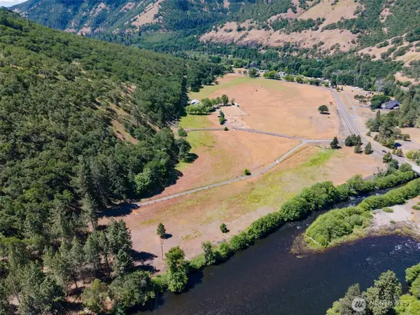 992 Highway 142 E, Lyle, WA 98635