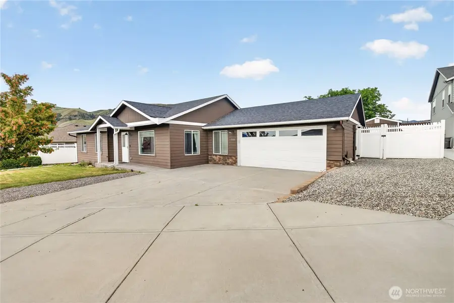 586 S James Avenue, East Wenatchee, WA 98802 - #2