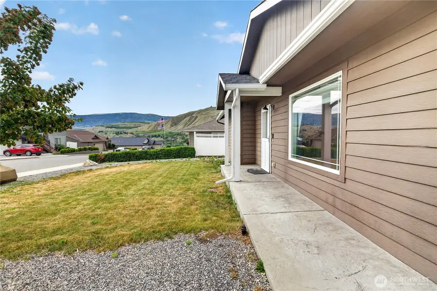 586 S James Avenue, East Wenatchee, WA 98802 - #3