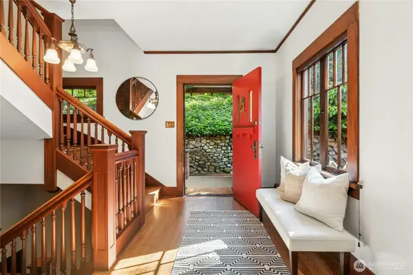 2077 E Howe Street, Seattle, WA 98112