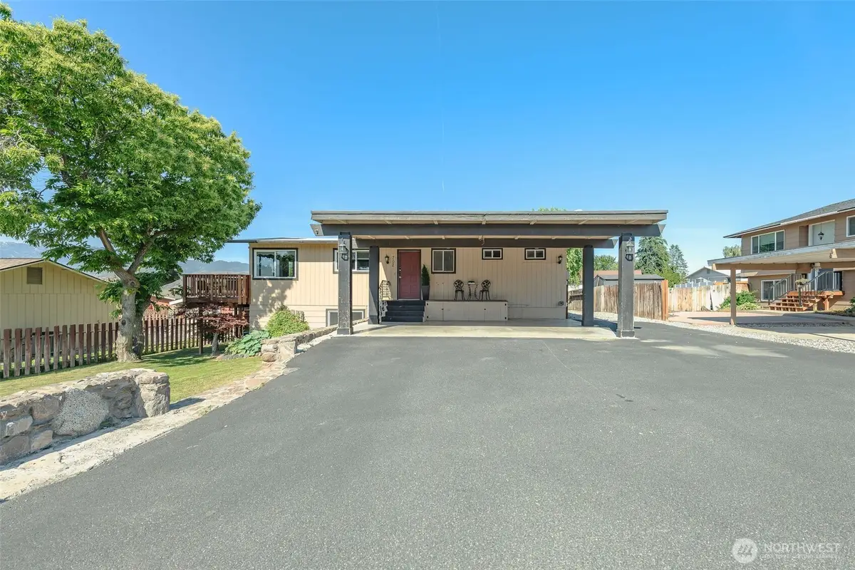 702 N Lyle Avenue, East Wenatchee, WA 98802 - #1
