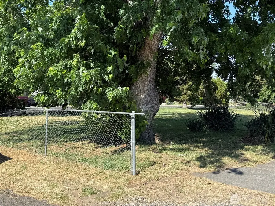 1413 SE Central Avenue, College Place, WA 99324 - #2