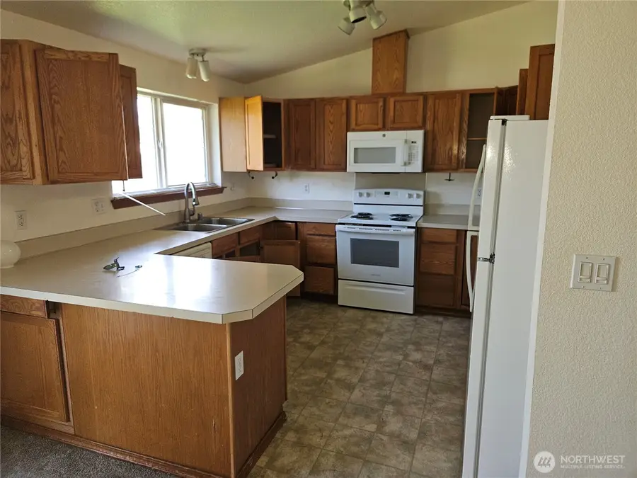 305 Waunch Street, Centralia, WA 98531 - #3