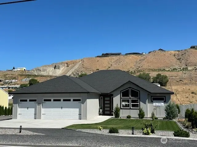 949 N Newport Loop, East Wenatchee, WA 98802 - #1