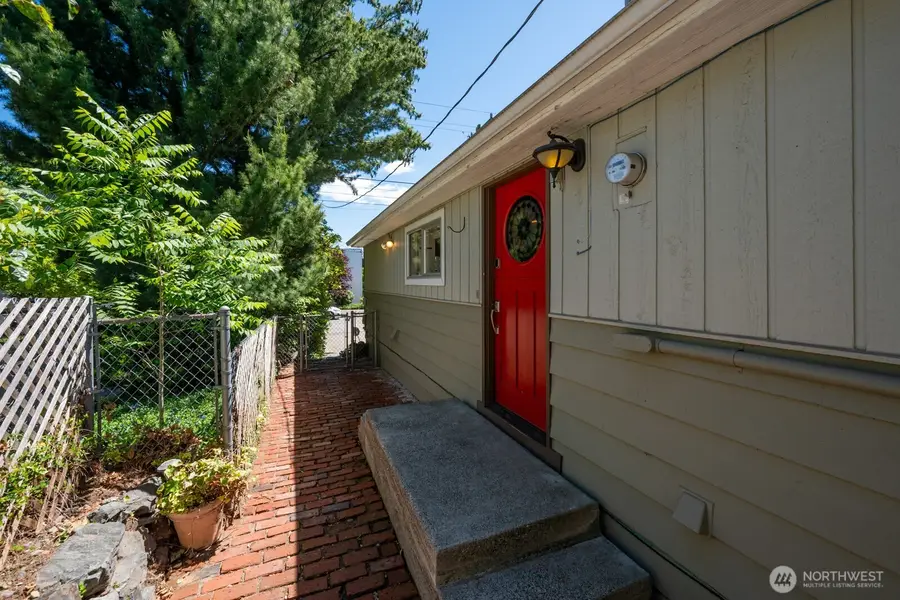 9515 Linden Avenue N, Seattle, WA 98103 - #3