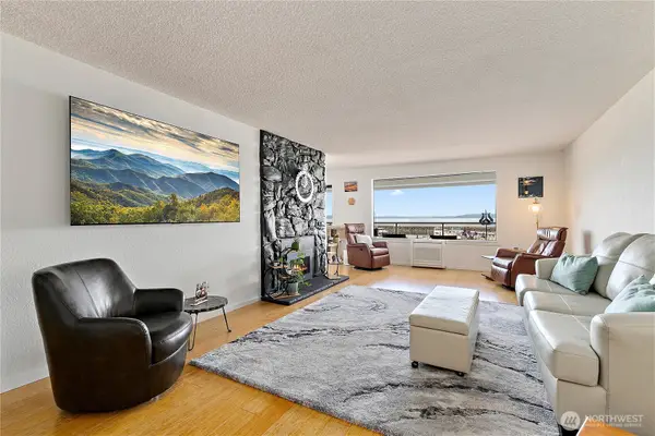 22222 Dock Avenue #2B, Des Moines, WA 98198