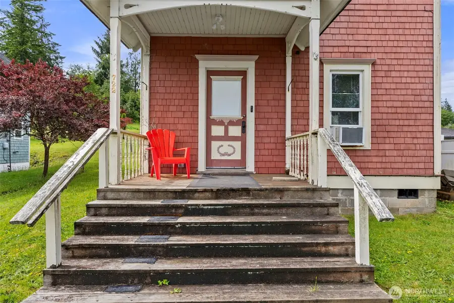 722 E Cowlitz Street, South Bend, WA 98586 - #2