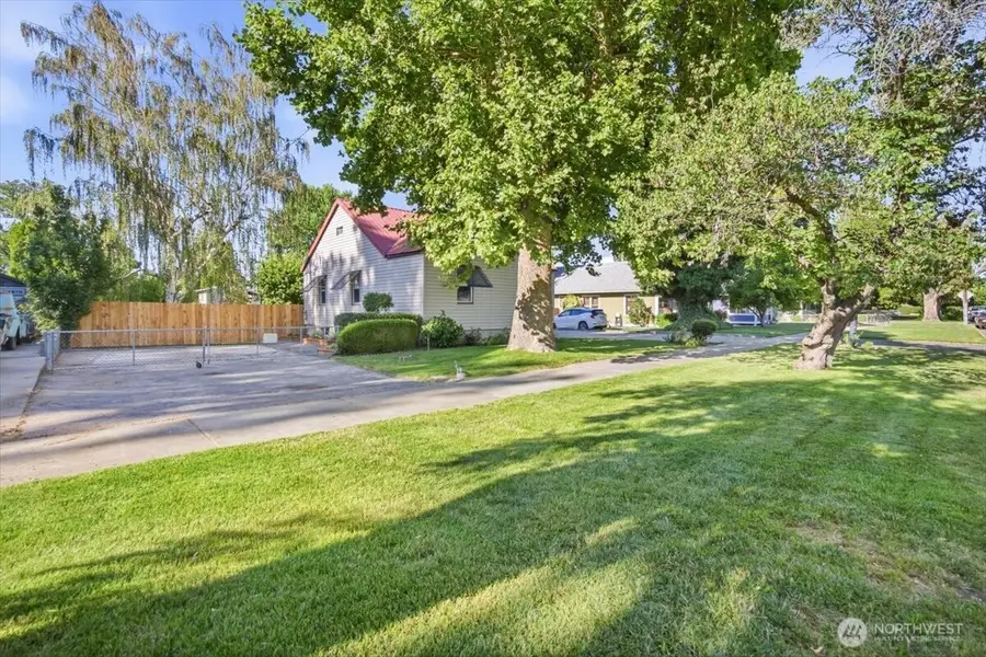 810 W Albany Ave, Kennewick, WA 99336 - #3