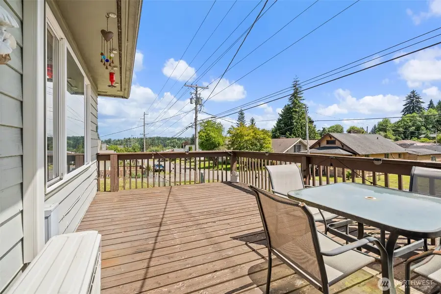 829 Jackson Avenue, Raymond, WA 98577 - #3