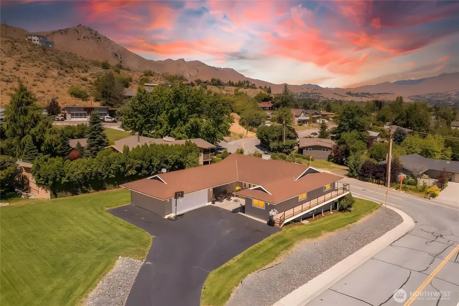 1202 S Hills Drive, Wenatchee, WA 98801 - #2