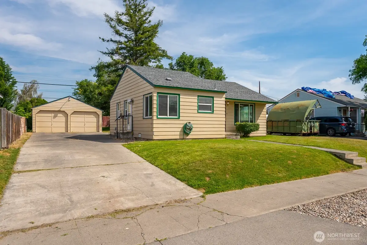 907 S Hawthorne Drive, Moses Lake, WA 98837 - #1