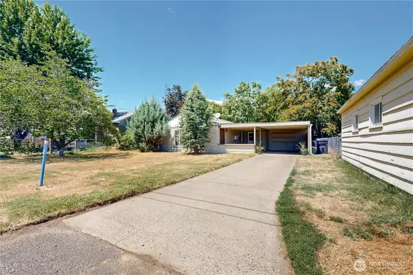 735 NE Spitzenburg Street, College Place, WA 99324