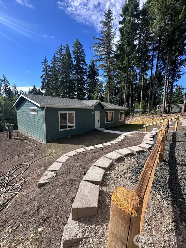 1561 E Trails End Drive, Belfair, WA 98528