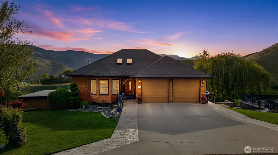 3870 Sunridge Ln, Wenatchee, WA 98801 - #2