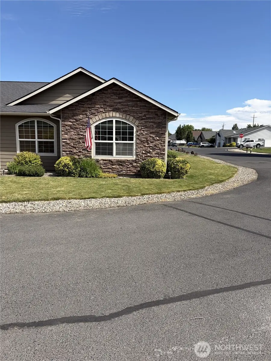763 SE Bedford Loop, College Place, WA 99324 - #2