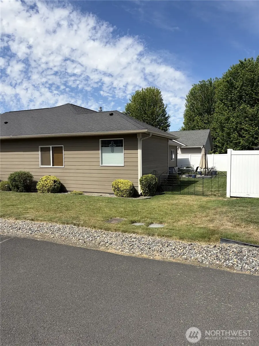 763 SE Bedford Loop, College Place, WA 99324 - #3