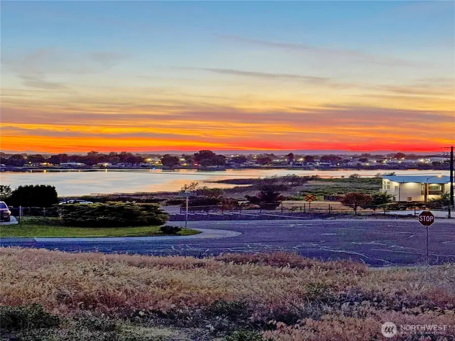 225 W Linden Avenue, Moses Lake, WA 98837 - #2