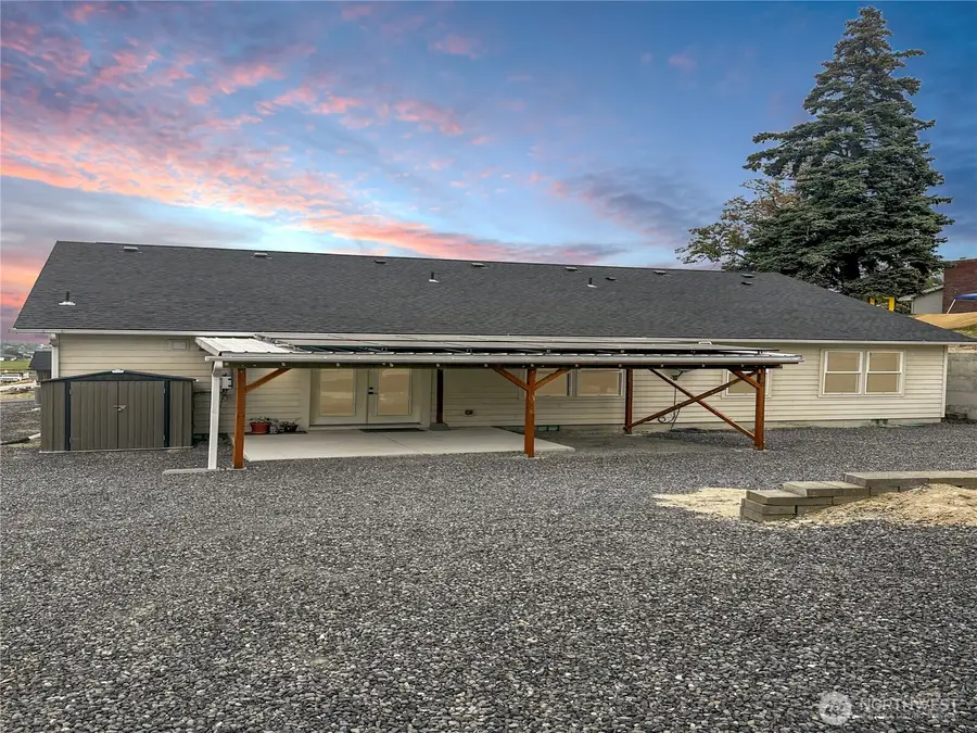 225 W Linden Avenue, Moses Lake, WA 98837 - #3