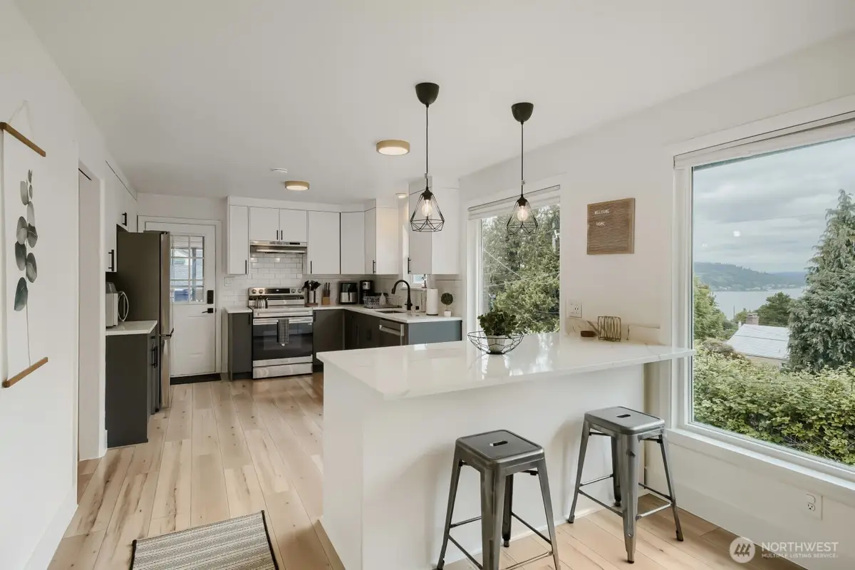 7528 S Lakeridge Dr, Seattle, WA 98178 - #1