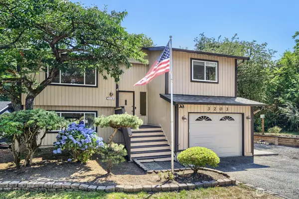 3203 NE 195th St, Lake Forest Park, WA 98155