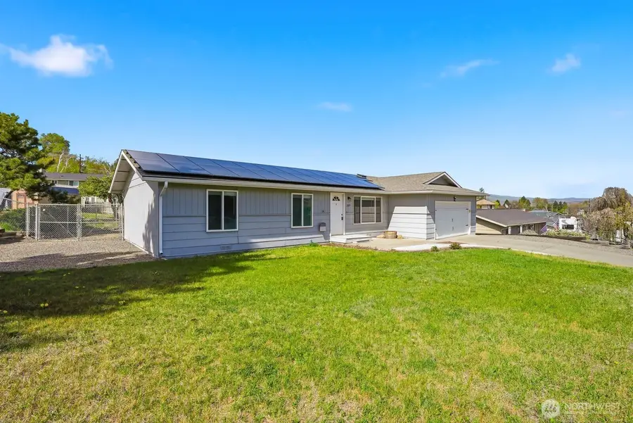 207 Palmer Drive, Selah, WA 98942 - #2
