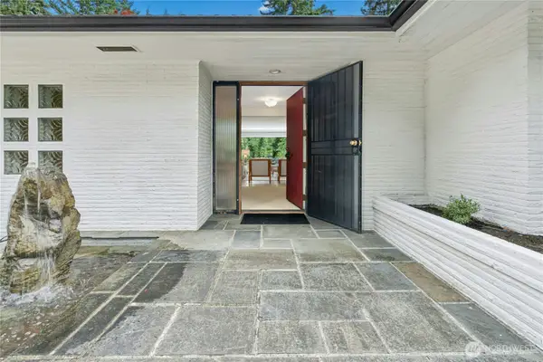 18411 40th Place Ne, Lake Forest Park, WA 98155