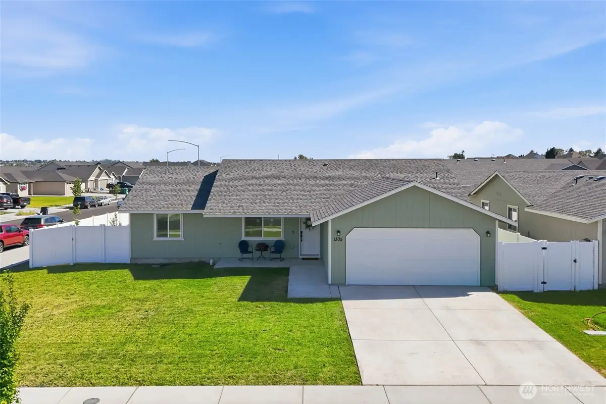 1305 W Polo Ridge Drive, Moses Lake, WA 98837 - #1