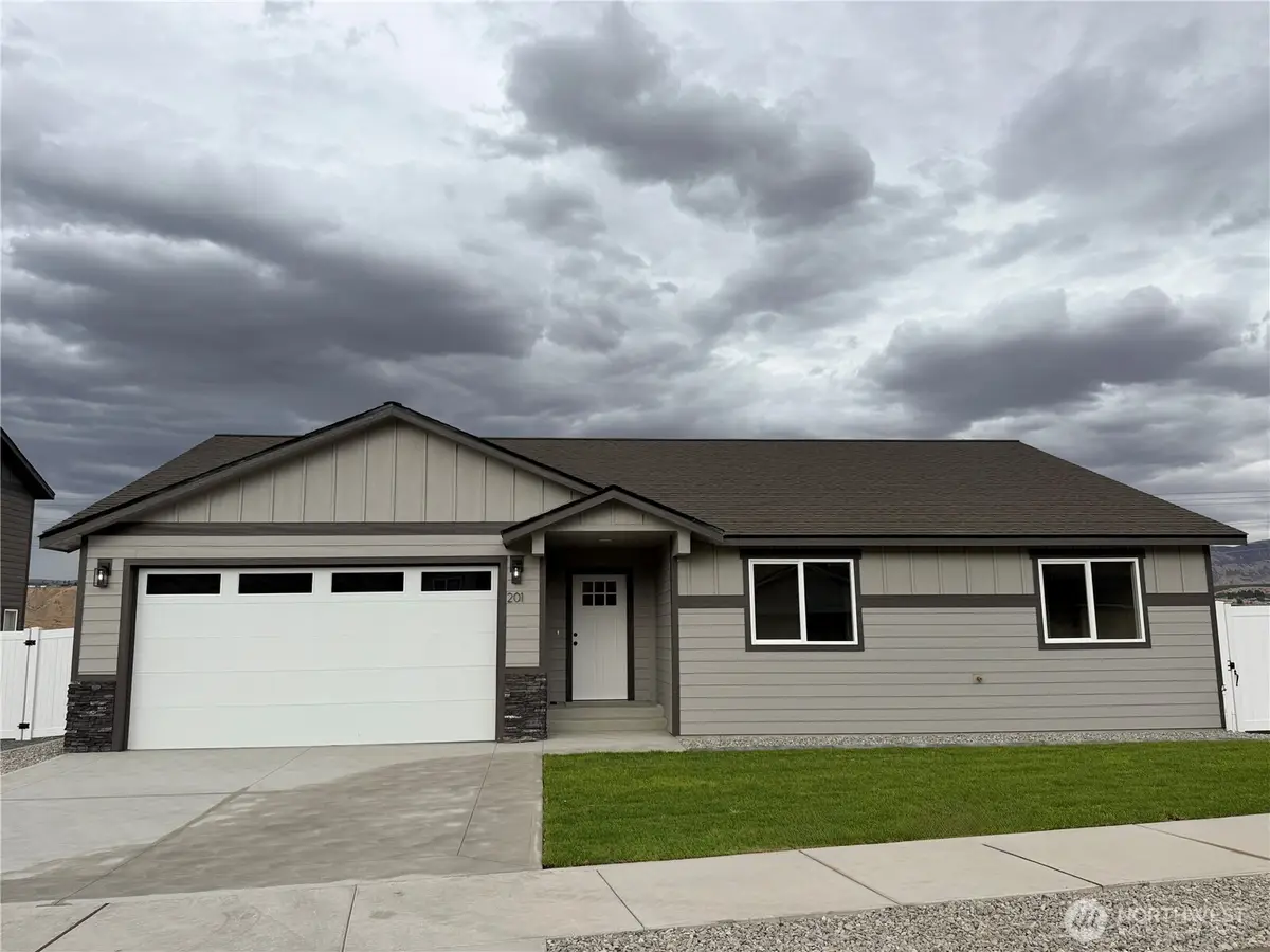 201 Country Cottage Lane, Malaga, WA 98828 - #1