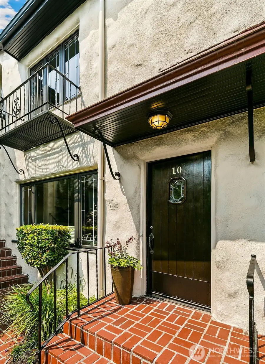 2205 Bigelow Avenue N #10, Seattle, WA 98109 - #3