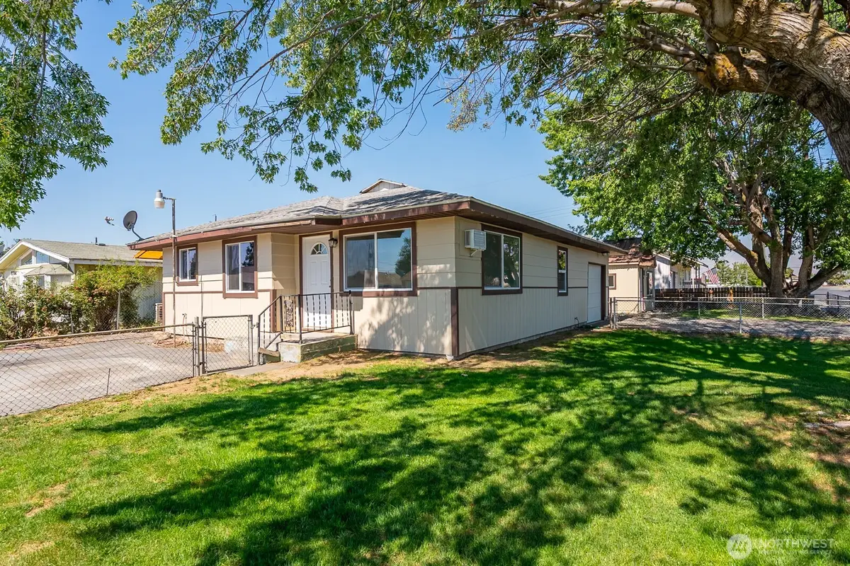 2104 W Spruce Street, Moses Lake, WA 98837 - #1