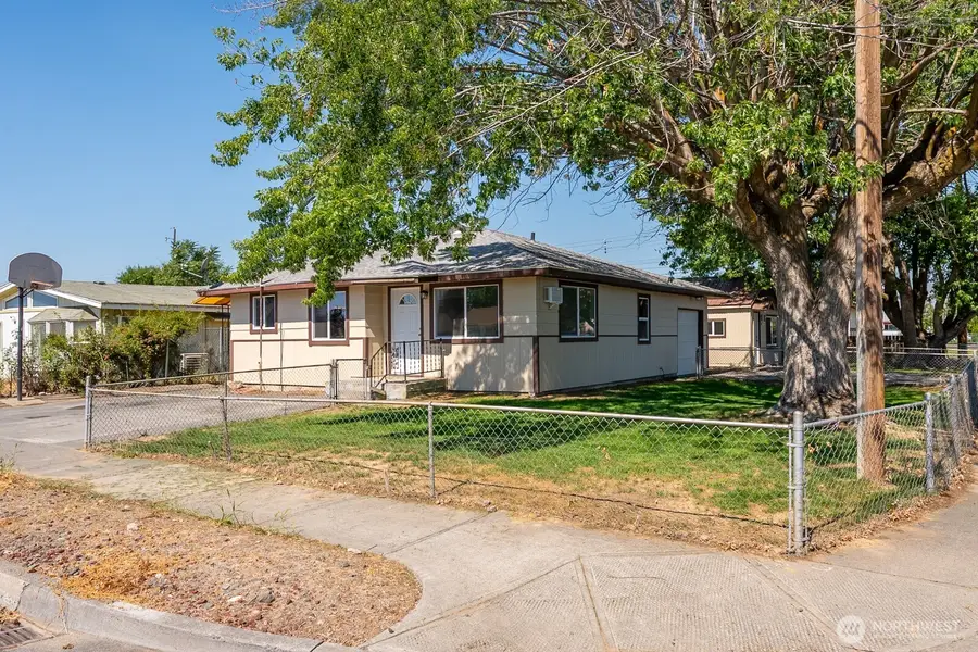 2104 W Spruce Street, Moses Lake, WA 98837 - #2