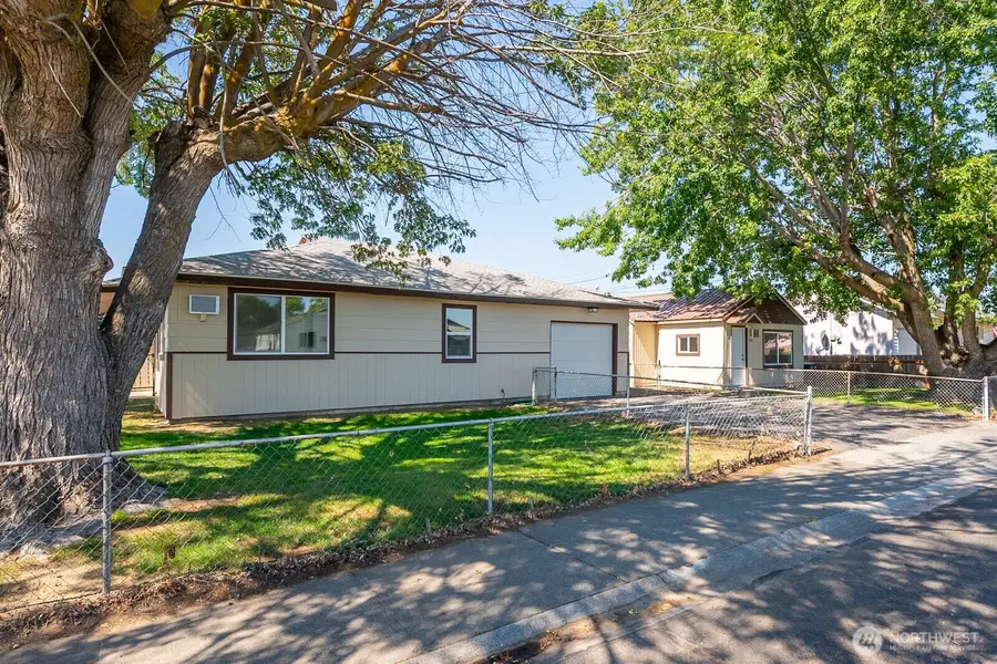 2104 W Spruce Street, Moses Lake, WA 98837 - #3