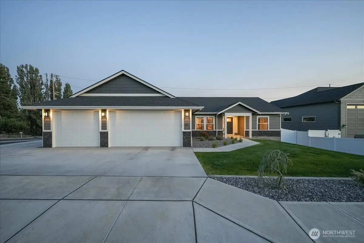 812 N Newport Loop, East Wenatchee, WA 98802 - #1