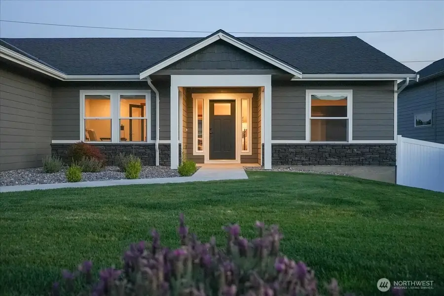 812 N Newport Loop, East Wenatchee, WA 98802 - #2
