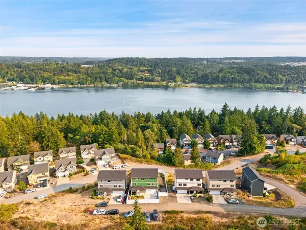 2416 W Echo Bay Dr, Bremerton, WA 98312