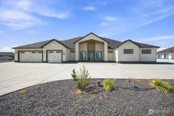 2075 Fraser Dr, Pasco, WA 99301