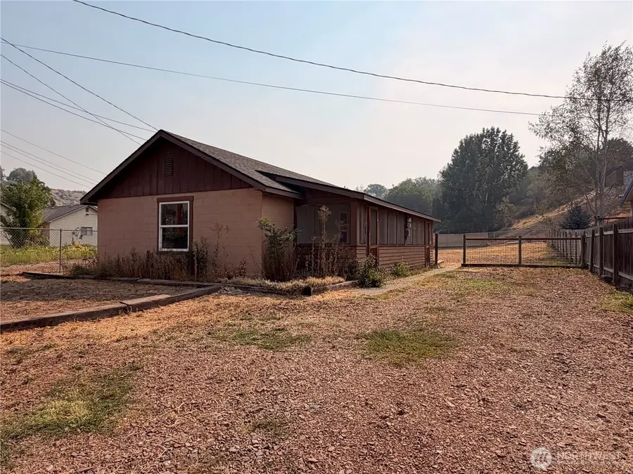 210 Whitcomb Avenue N, Tonasket, WA 98855 - #2