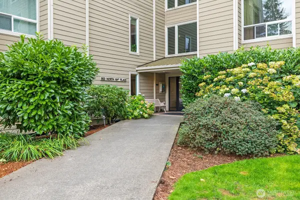823 N 161st Place #302, Seattle, WA 98133