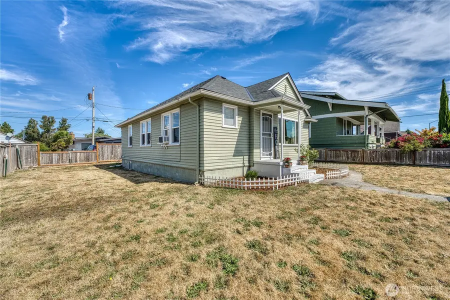 1908 Burwell St, Bremerton, WA 98337 - #2